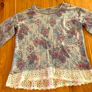 Long sleeve cute top. Only worn once or twice!